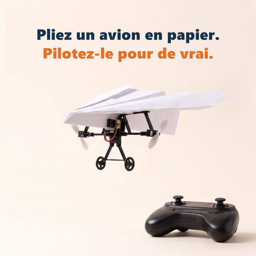 Avion en papier télécommandé Plipilote en vol avec sa télécommande